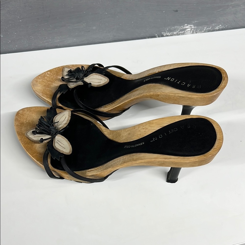 Kenneth Cole Reaction Black Sandals with Floral Appliqué